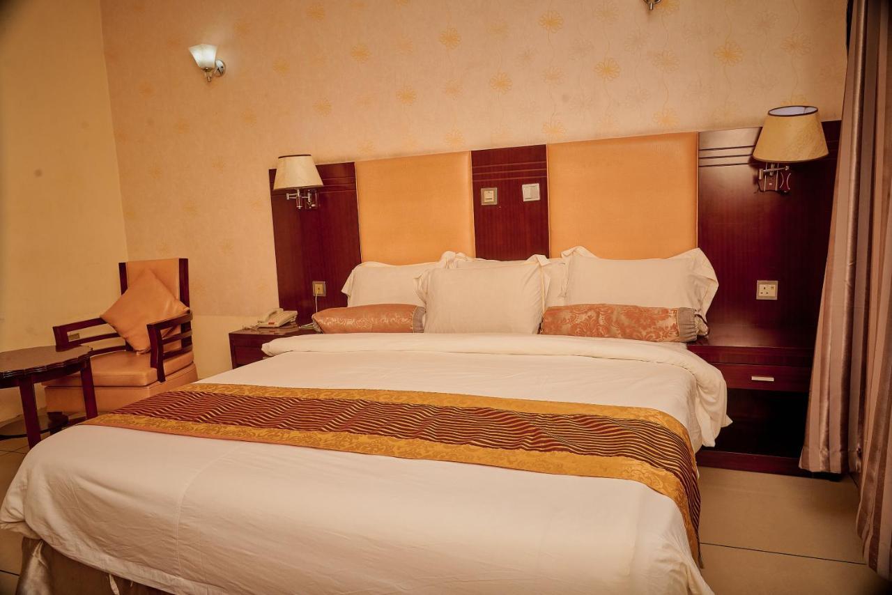 Barcelona Hotels, Abuja Mobushipe Bagian luar foto