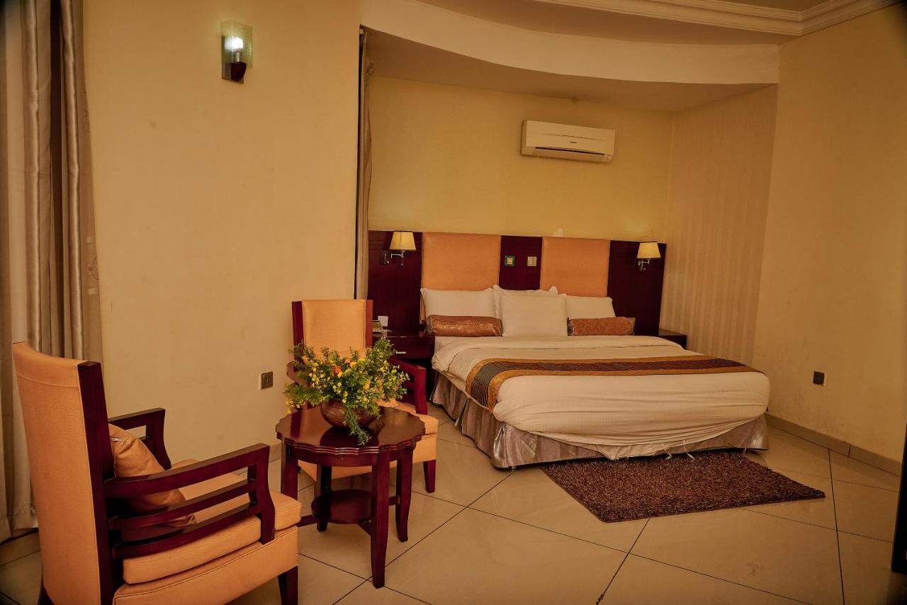 Barcelona Hotels, Abuja Mobushipe Bagian luar foto