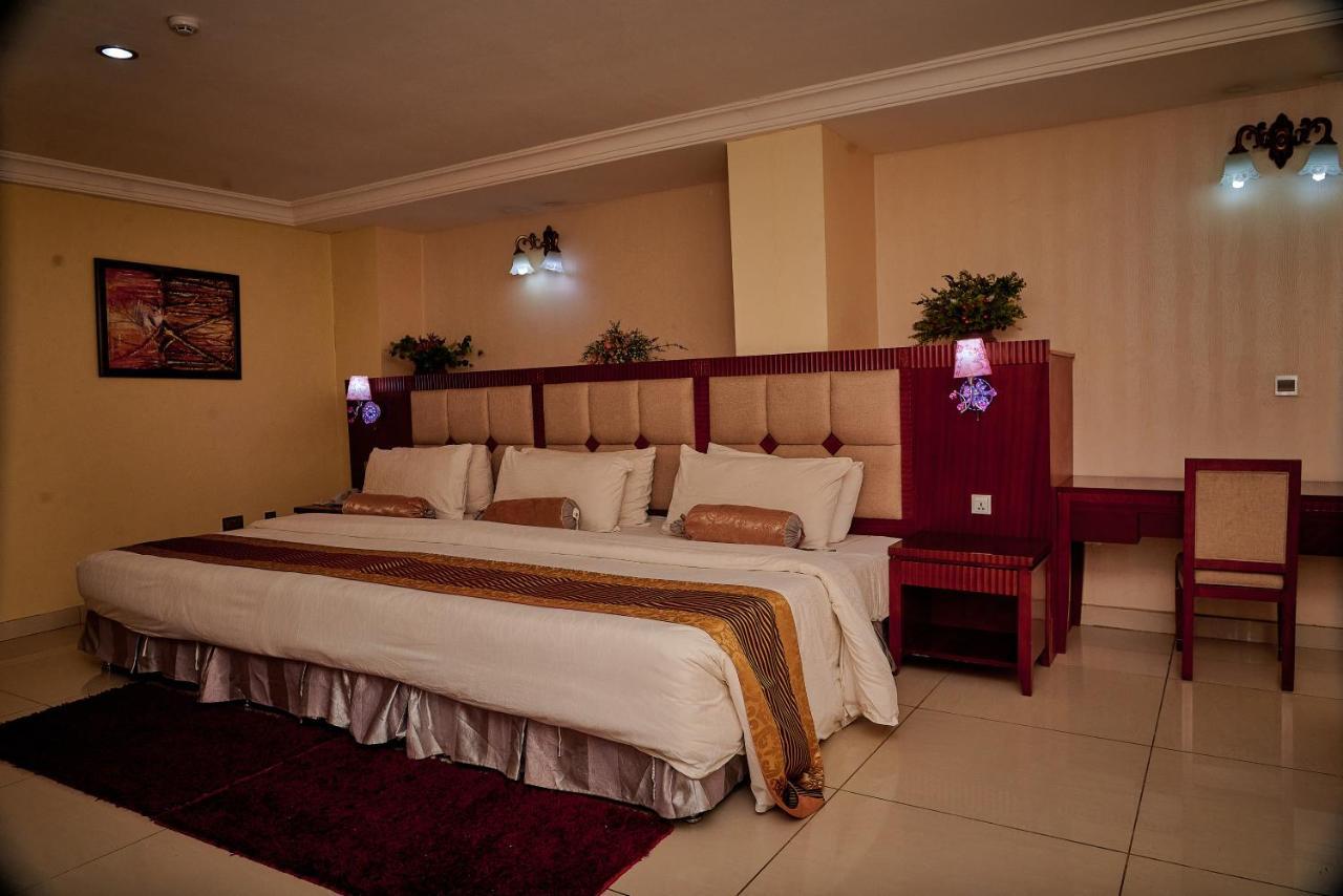 Barcelona Hotels, Abuja Mobushipe Bagian luar foto