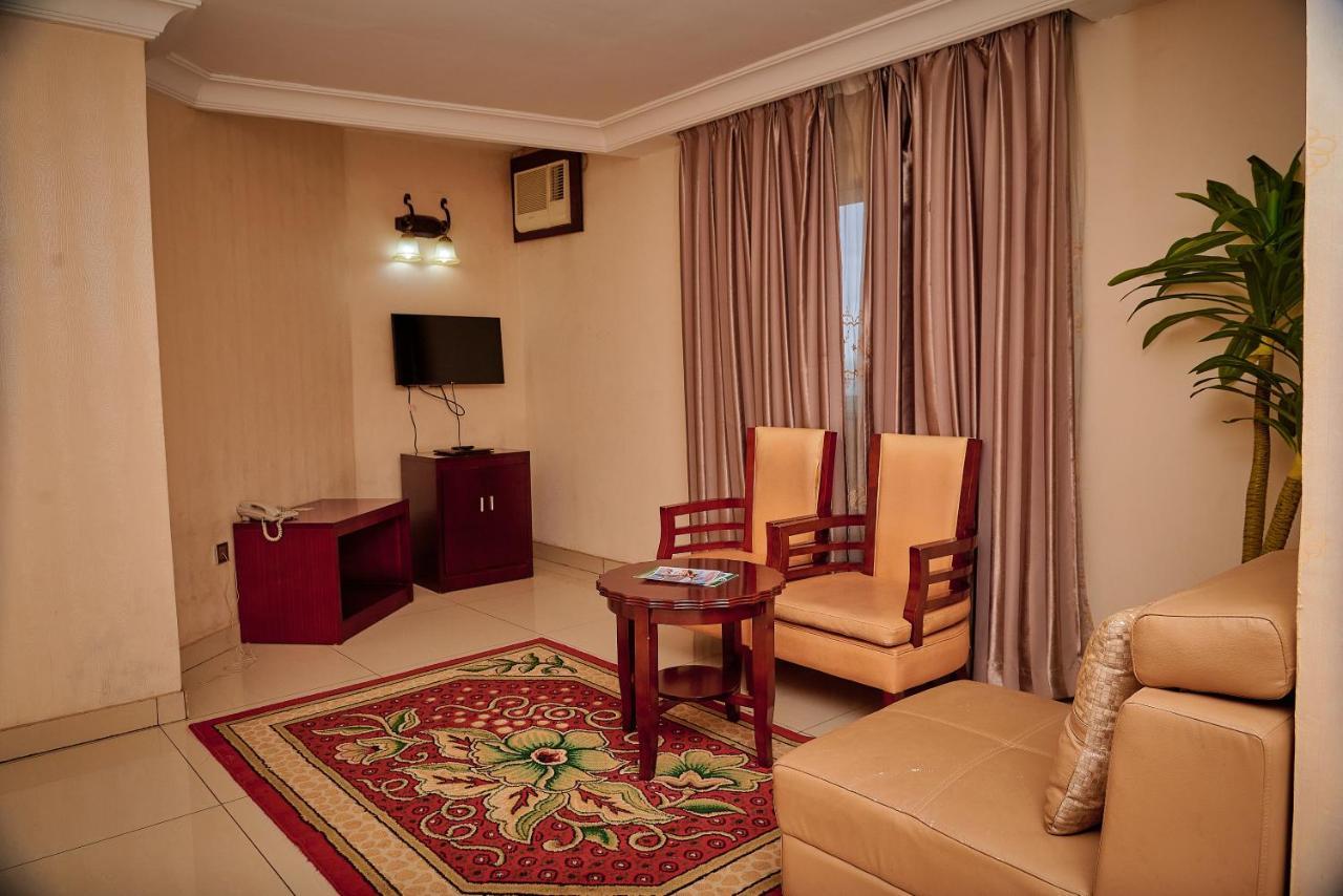 Barcelona Hotels, Abuja Mobushipe Bagian luar foto