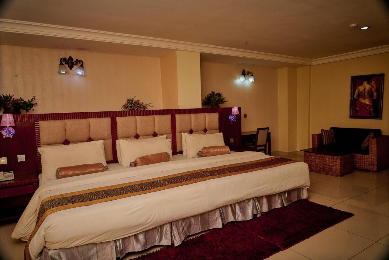Barcelona Hotels, Abuja Mobushipe Bagian luar foto