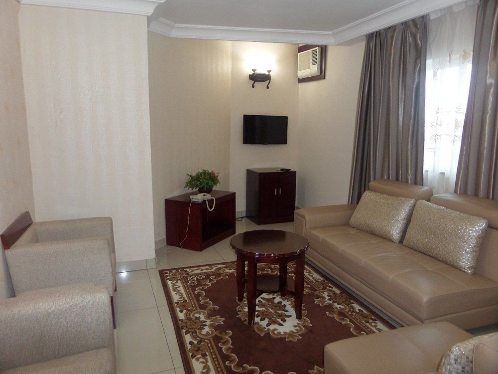 Barcelona Hotels, Abuja Mobushipe Bagian luar foto
