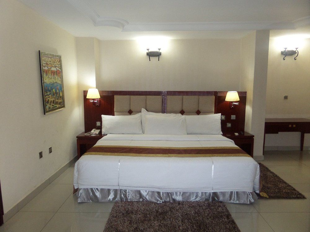 Barcelona Hotels, Abuja Mobushipe Bagian luar foto