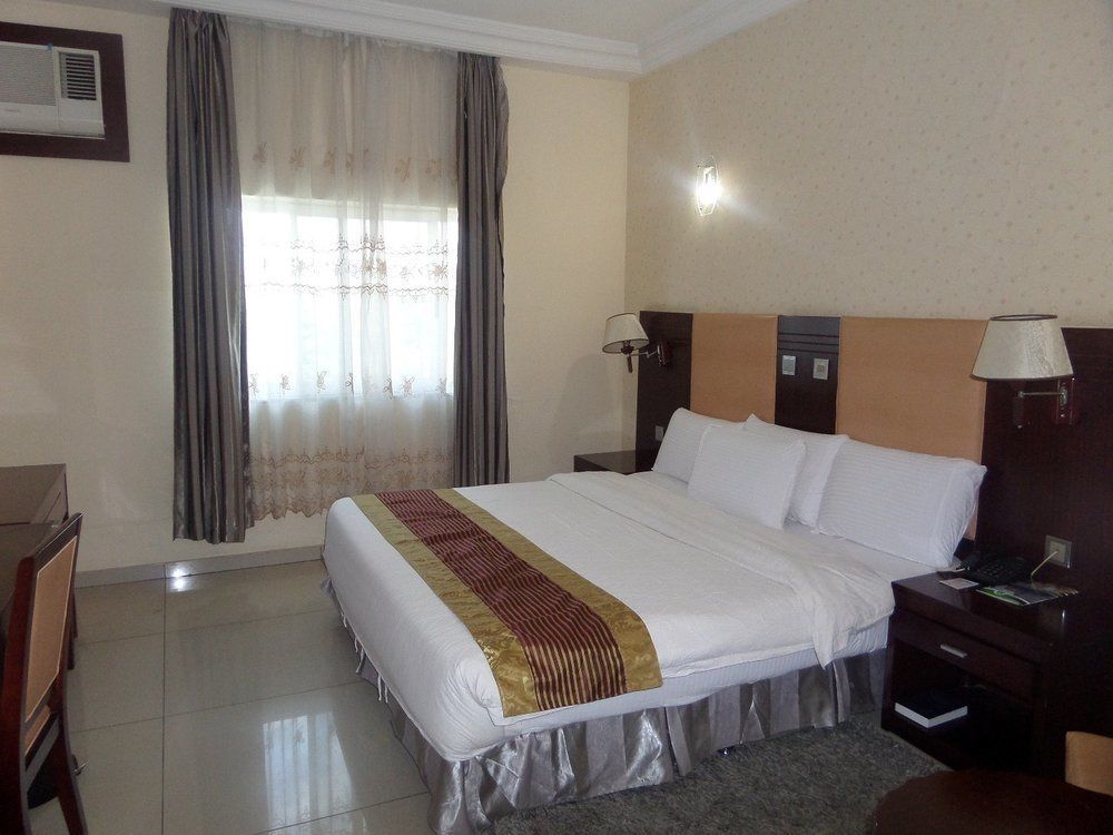 Barcelona Hotels, Abuja Mobushipe Bagian luar foto