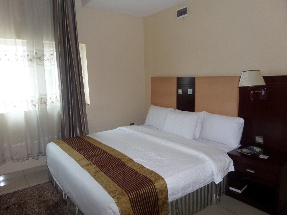 Barcelona Hotels, Abuja Mobushipe Bagian luar foto