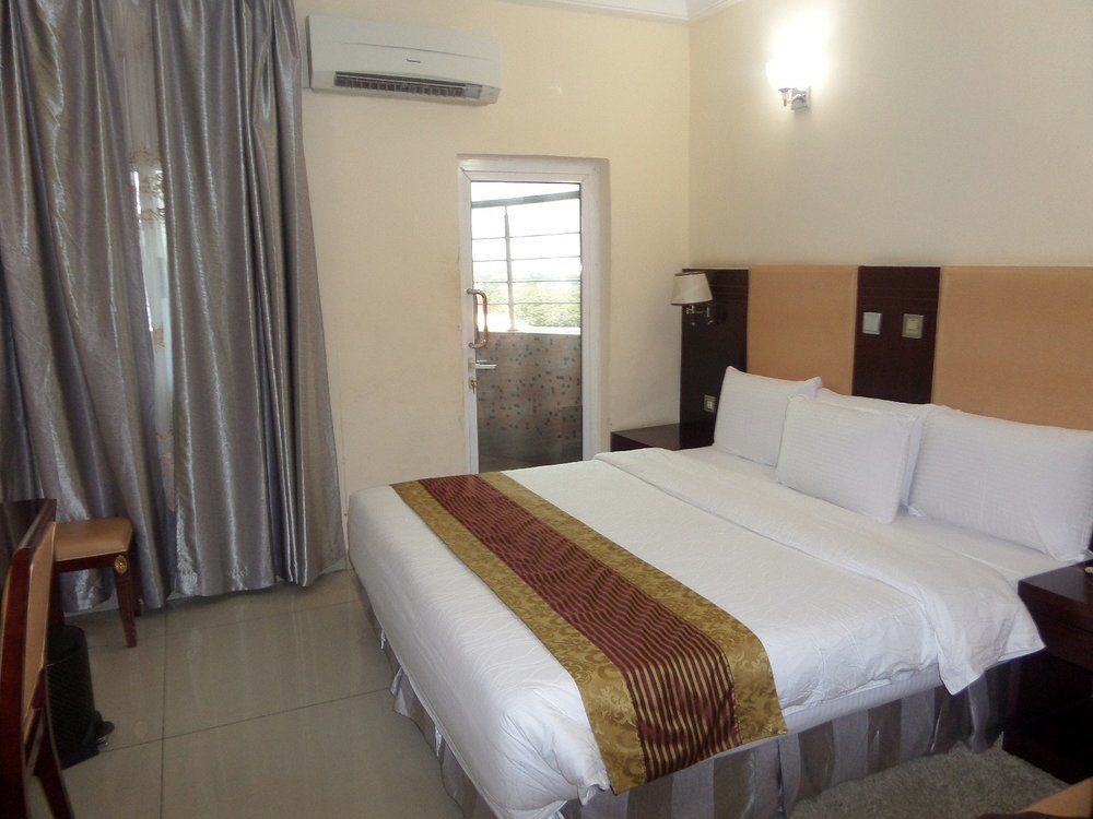 Barcelona Hotels, Abuja Mobushipe Bagian luar foto