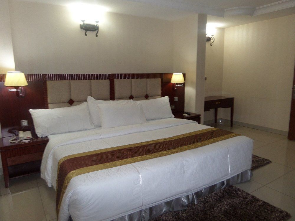 Barcelona Hotels, Abuja Mobushipe Bagian luar foto