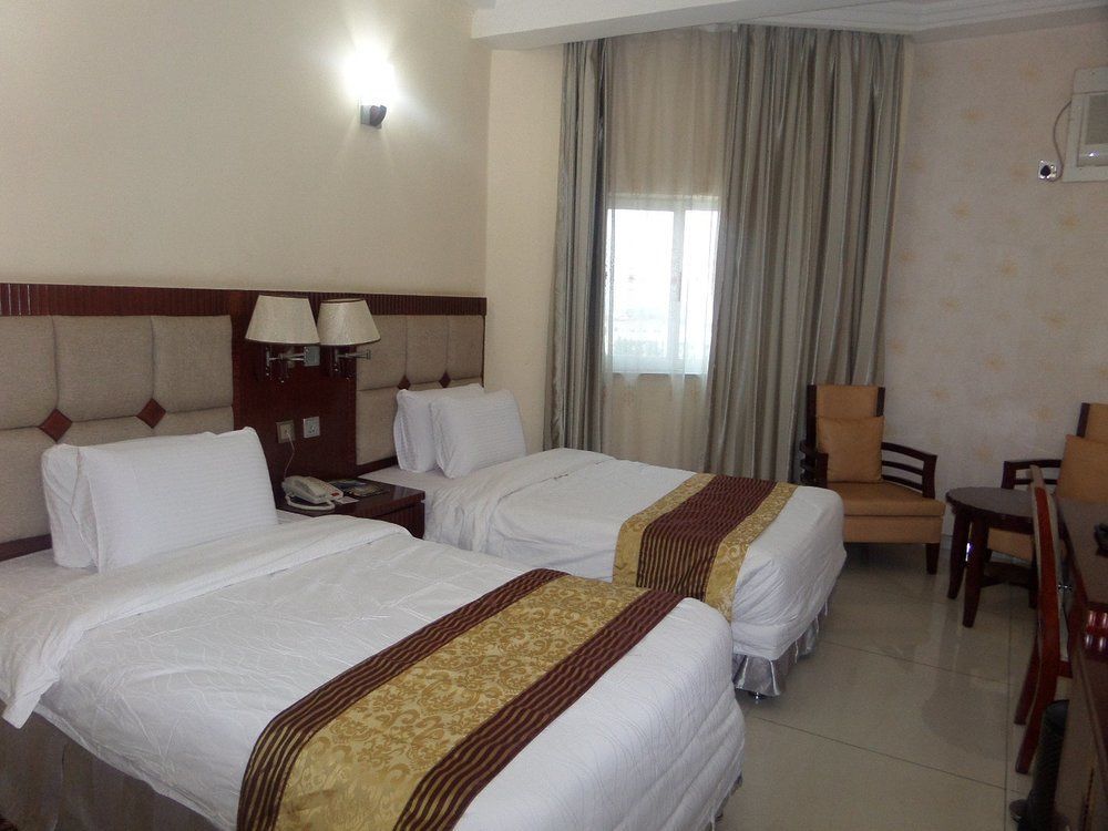 Barcelona Hotels, Abuja Mobushipe Bagian luar foto