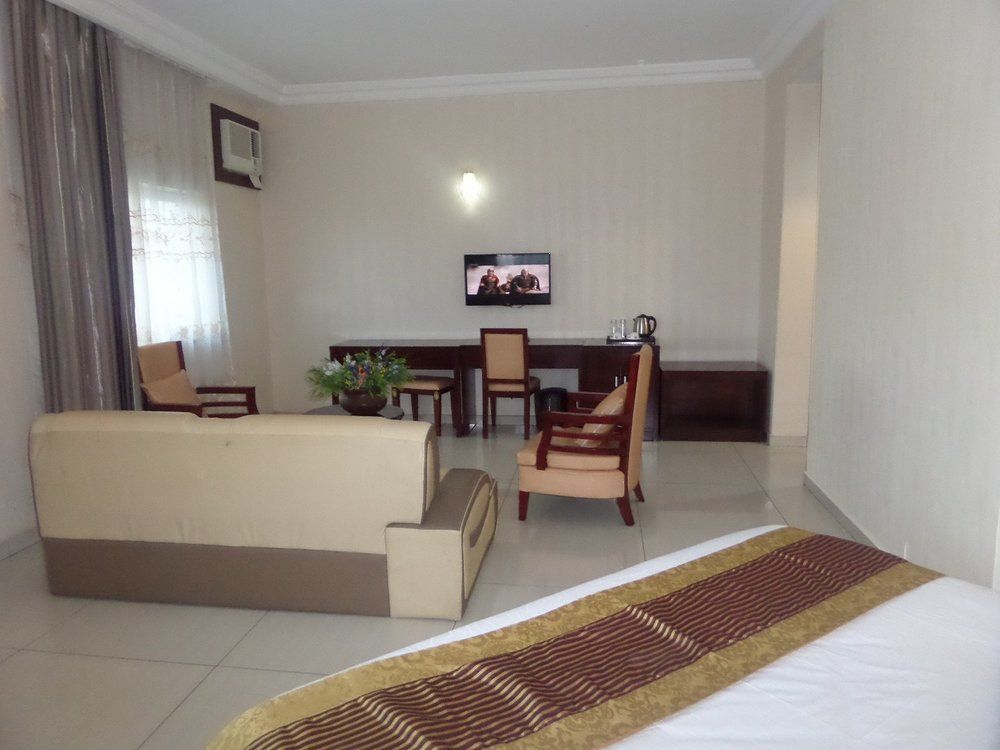 Barcelona Hotels, Abuja Mobushipe Bagian luar foto