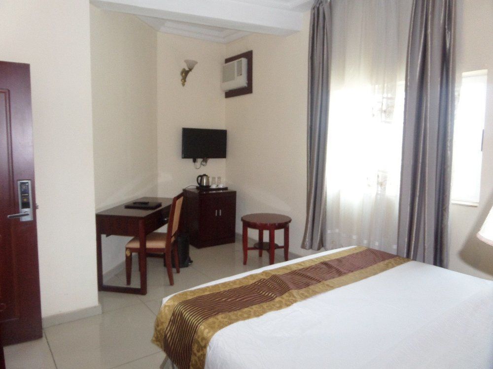 Barcelona Hotels, Abuja Mobushipe Bagian luar foto
